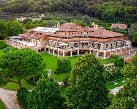 7 nuits avec petit-déjeuner à l'hôtel Terme Bristol Buja, y compris 3 Green Fees par personne (Golf Club della Montecchia, Padova et Frassanelle) et une dégustation de Prosecco.