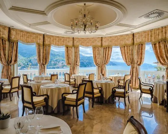 7 nuits avec petit-déjeuner à l'Excelsior Palace Hotel Portofino Coast, y compris 3 Green Fees par personne au Rapallo Golf Club et une excursion en bateau et une visite à pied de Portofino avec cuisine et déjeuner au pesto.