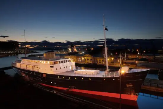 7 nuits avec petit-déjeuner au Fingal - A Luxury Floating Hotel, y compris 3 Green fees par personne