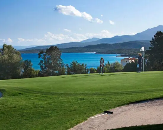 7 nuits avec petit-déjeuner inclus à l'hôtel Petra Bianca et 3 Green Fees par personne (Pevero Golf Club)