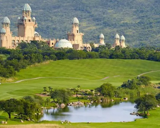 7 nuits avec petit-déjeuner à The Cascades at Sun City Resort & Casino, y compris 4 Green Fees par personne (Gary Player Country Club & Lost City Golf Course)