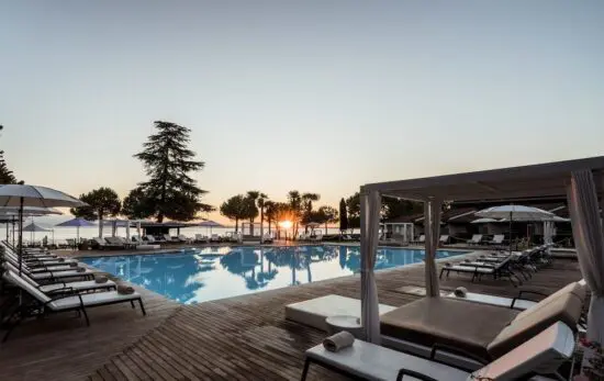 9 noches con desayuno incluido en Splendido Bay Luxury Spa Resort, 5 Greenfee por persona (Club de Golf Arzaga, Verona, Paradiso, GC Gardagolf y GC Chervo) y una cena en un restaurante de nuestra guía culinaria.