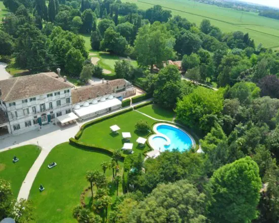 9 noches con desayuno incluido en Villa Condulmer y 5 Greenfee por persona (Club de Golf Villa Condulmer, Ca Amata, Padova, Venezia y GC Ca della Nave)