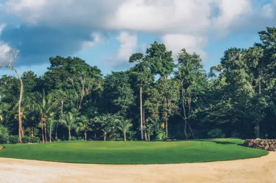 9 nuits en Junior Suite avec tout compris à l'Iberostar Selection Paraiso Maya Suites incluant 3 Green Fees au club de golf Iberostar Playa Paraiso.